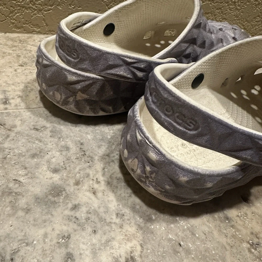 Crocs Metallic Purple Geometric Girls' Sparkly J3‎ (Big Kids) Sandals Slip On